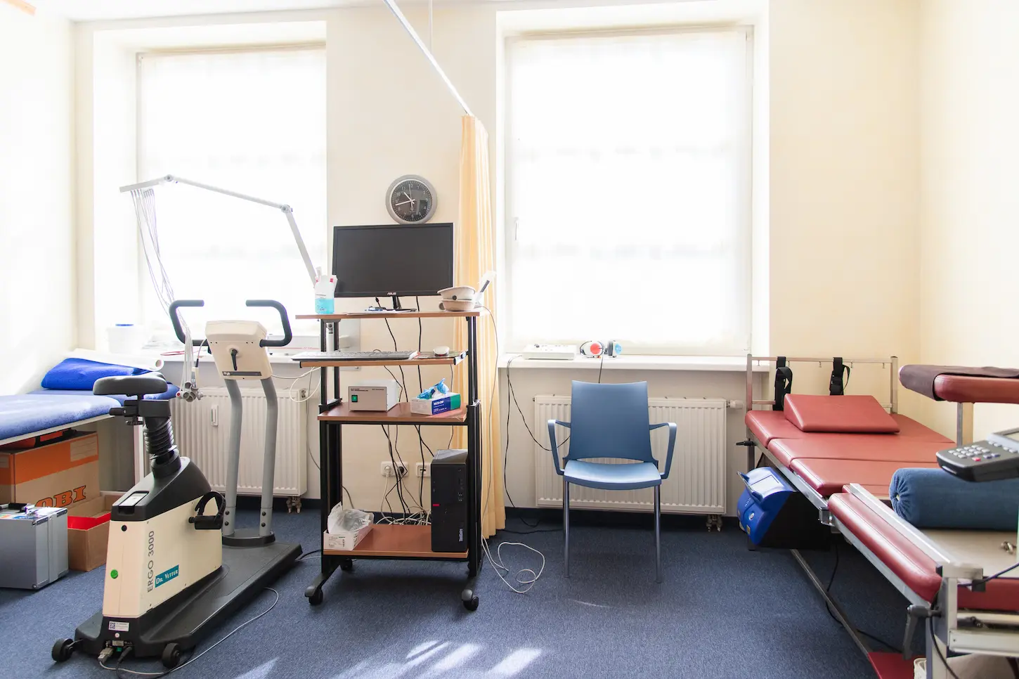 Bild Zimmer mit versqchiedenen medizinischen Geräten